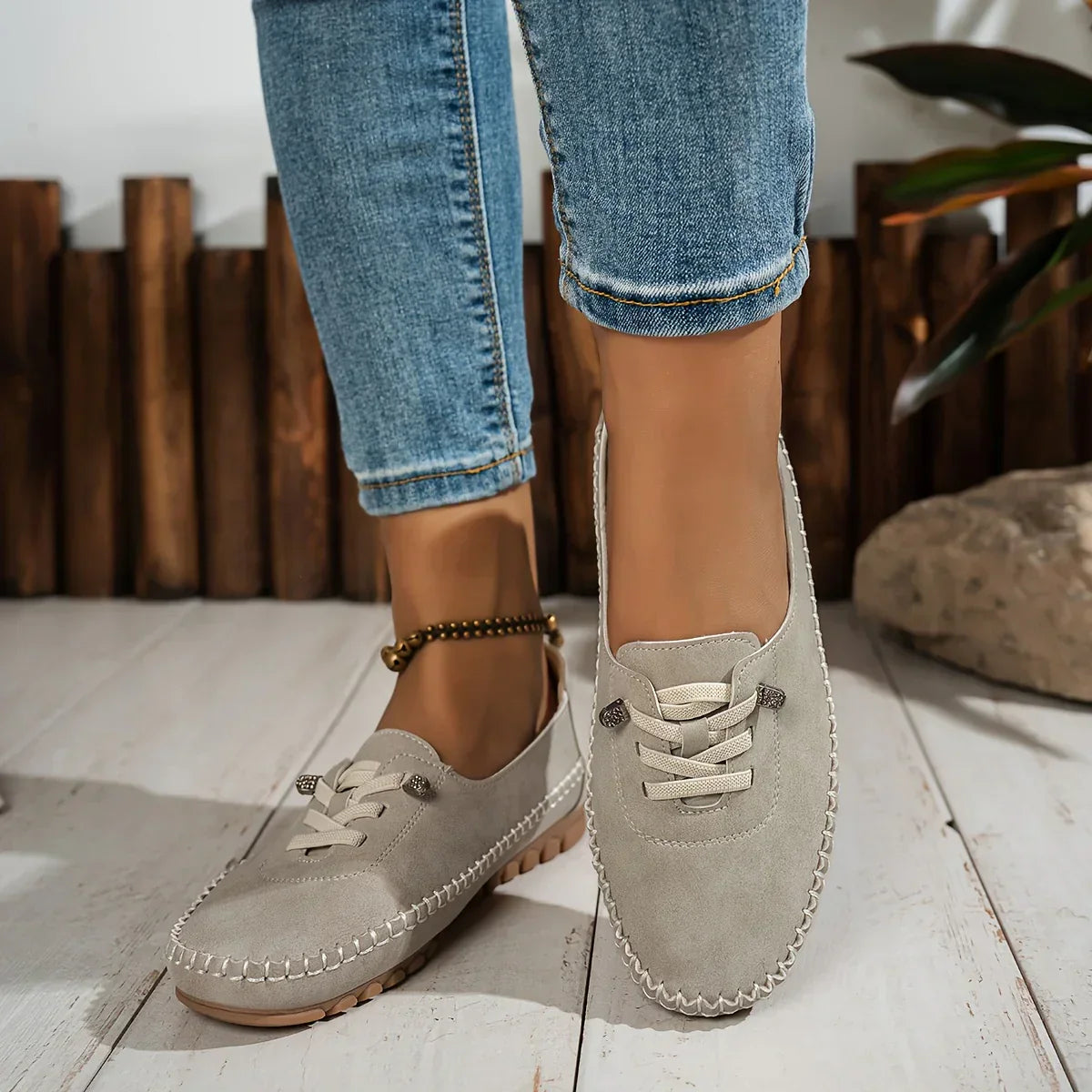 Sneakerpalace| Klassiske damesko med kilehæl og nubuck-look